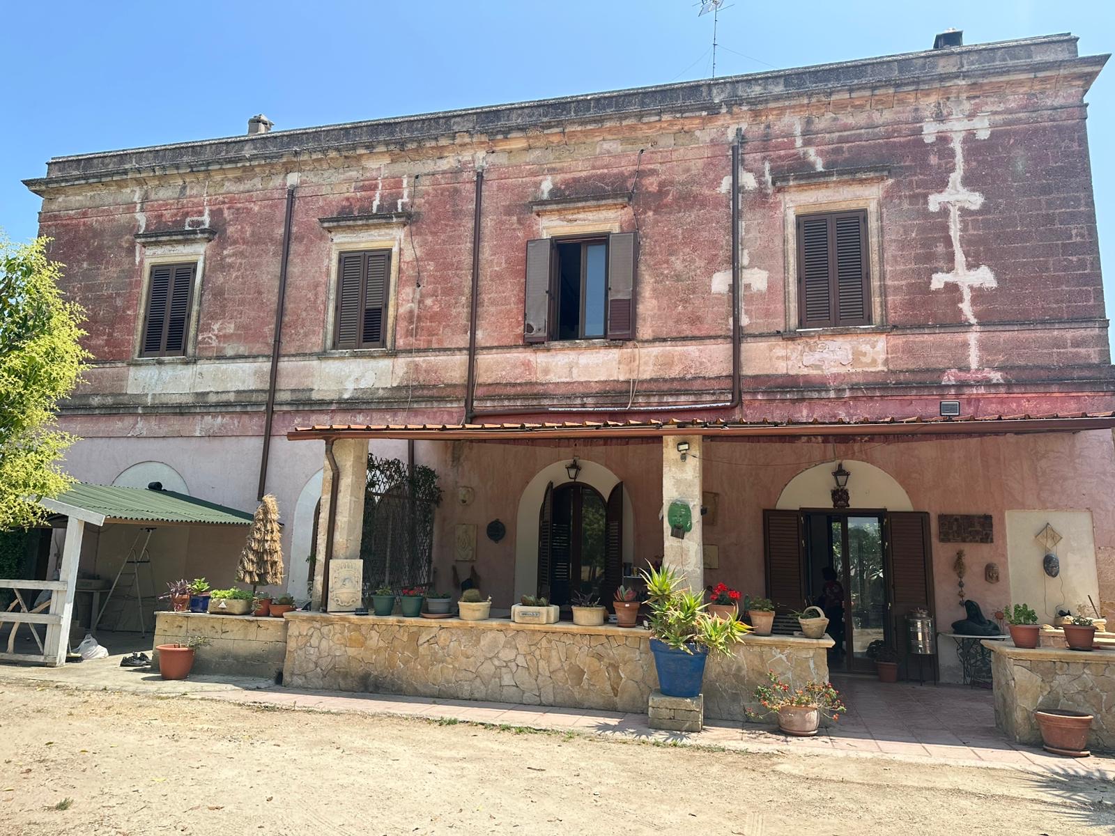 CHARACTERFUL 18th-CENTURY RESTORED FARMHOUSE – NEAR BRINDISI